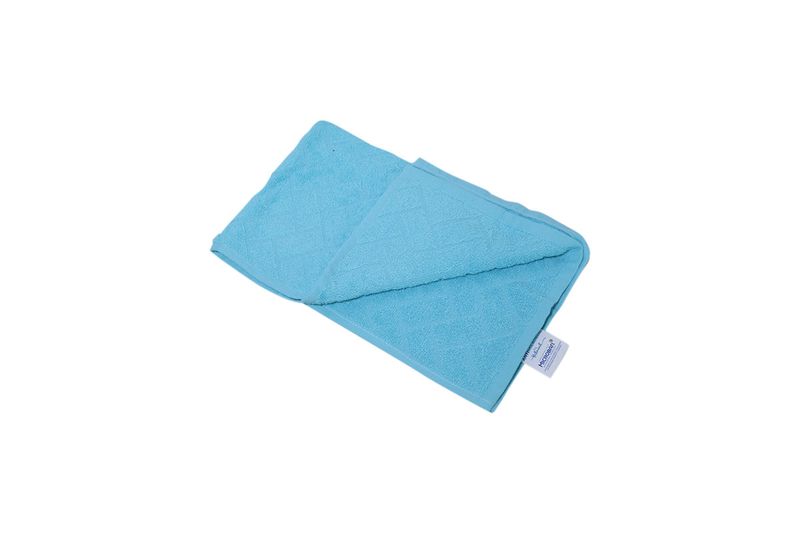 Toalla de mano Pool azul 219 antimicrobial Hilasal, doblada con etiqueta blanca visible en la esquina inferior