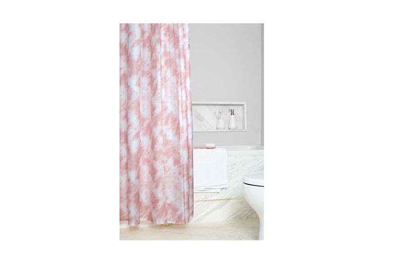 Cortina de baño Sazzling blush Sttelli, instalada en un baño junto a una tina blanca y accesorios de cerámica