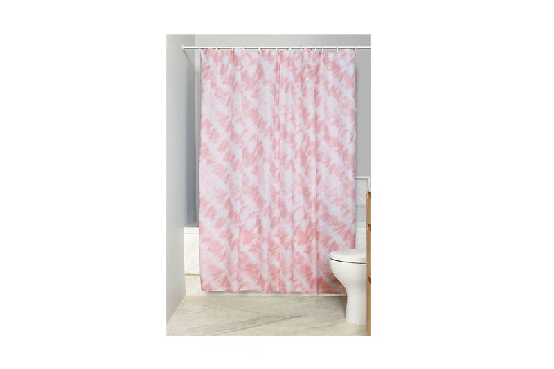 Cortina de baño Sazzling blush Sttelli, instalada en el baño con diseño tie-dye en tonos rosa y blanco