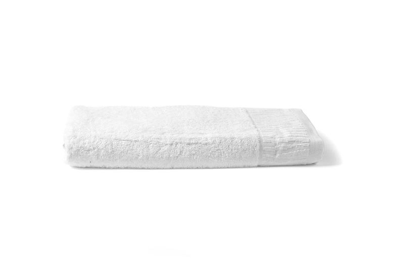 Toalla para baño 64x32 pulgadas blanca Sttelli, doblada y vista frontal sobre fondo blanco