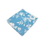 Planchador de piso 48x130 cm Koopman, tela azul con estampado floral blanco doblada en diagonal