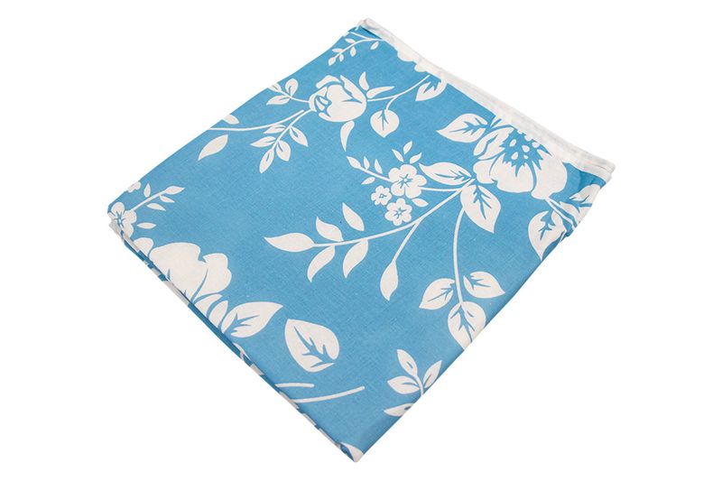 Planchador de piso 48x130 cm Koopman, tela azul con estampado floral blanco doblada en diagonal