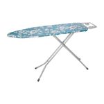 Planchador de piso 48 x 130 cm Koopman, vista lateral completa con funda azul estampada en blanco y patas metálicas