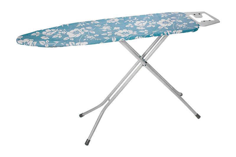 Planchador de piso 48 x 130 cm Koopman, vista lateral completa con funda azul estampada en blanco y patas metálicas