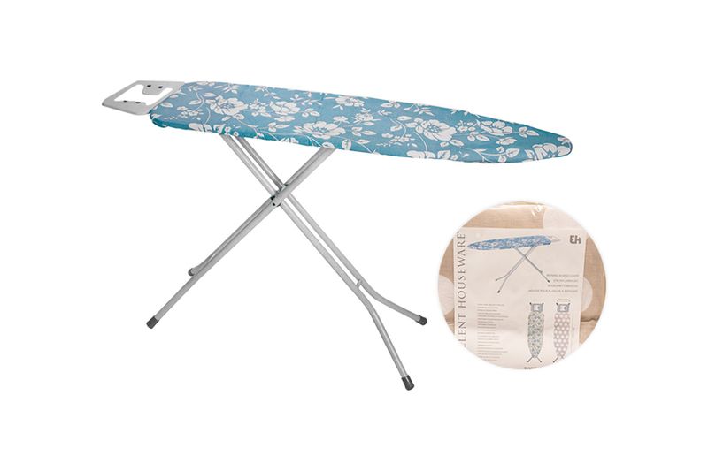 Planchador de piso 48 x 130 cm Koopman, con funda azul floral y círculo detalle del empaque plástico