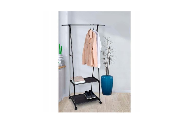 Perchero con ruedas y zapatero 157 cm Koopman Storage Solutions, puesto en ambiente con ropa, zapatos y una planta al lado