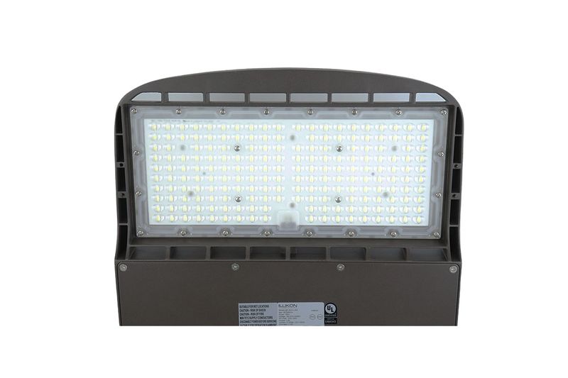 Cobra LED Streetlight 150 W 21000 lúmenes 10 KV 100-277 volts IK10 IP67 5700K UL Ilukon, vista frontal de los diodos LED