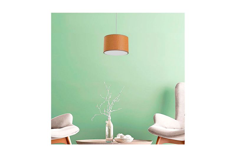 Lámpara colgante níquel satinado 2L E27 60W D 32 cm circular Ikelite, instalada en ambiente con pared verde y dos sillas