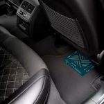 Absorbente de humedad Humydry de 7.05 onzas, colocado en la alfombra del piso de un vehículo