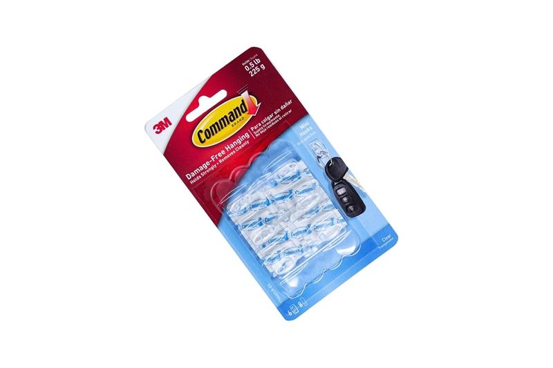 Gancho multiuso 3M de 1/2 lb y 6 piezas, empaque blister con ganchos transparentes y ejemplo de uso con llaves