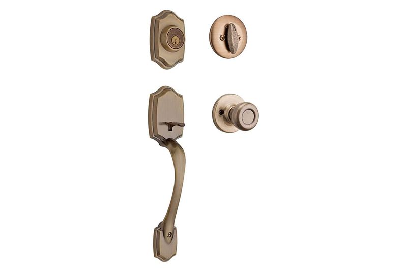Cerradura pichel Belleview llave/mariposa bronce antiguo Kwikset, kit de piezas desglosadas sobre fondo blanco
