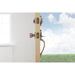 Cerradura pichel Belleview llave/mariposa bronce antiguo Kwikset, instalada en puerta abierta vista lateral del perfil