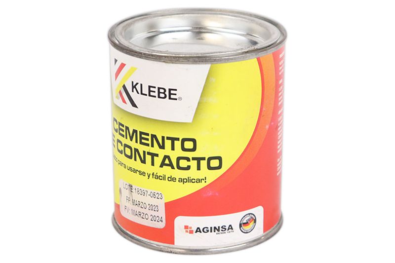 Pegamento cemento de contacto amarillo Klebe de 8 onzas, primer plano de la etiqueta con lote y fecha de vencimiento