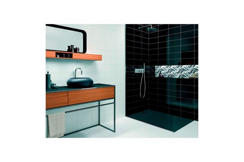 Cenefa decorativa 15x30 Nova blanco negro baño Estudio Cerámico, instalada en la pared de una ducha negra moderna