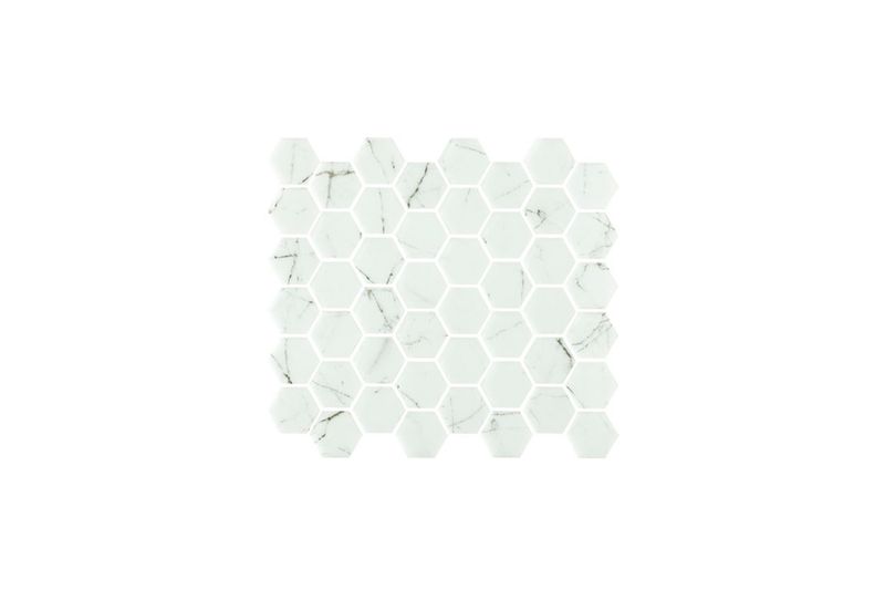 Mosaico hexagonal 33x29.8 blanco mármol mate Togama, detalle de varias piezas ensambladas con vetas grises