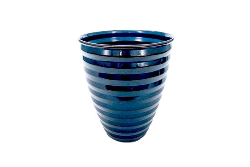 Macetera Avondale Venti 14" Midnight Sapphire Robert Allen, vista frontal del recipiente azul con textura de anillos