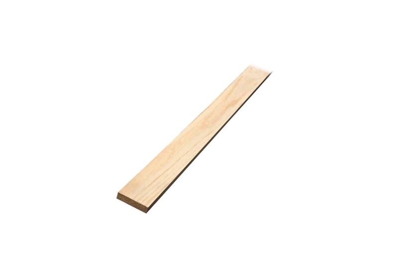 Regla 1x3x10 seca/cepillada pino Yodeco, tabla de madera clara vista en ángulo diagonal sobre fondo blanco