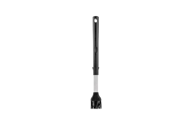 Cepillo para adobar de 15 pulgadas acero inoxidable Mr. Bar-B-Q, vista frontal con mango negro y cerdas negras