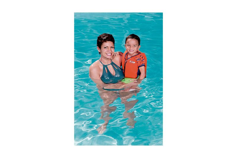 Camisa flotador para niño/niña con mangas talla 3-6 años M/L Swim Safe Bestway, niño usándola en una piscina con una mujer
