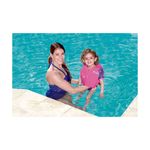 Camisa flotador para niño/niña con mangas talla 3-6 años M/L Bestway, niña usándola en una piscina junto a una mujer