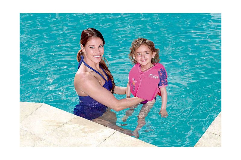 Camisa flotador para niño/niña con mangas talla 3-6 años M/L Bestway, niña usándola en una piscina junto a una mujer