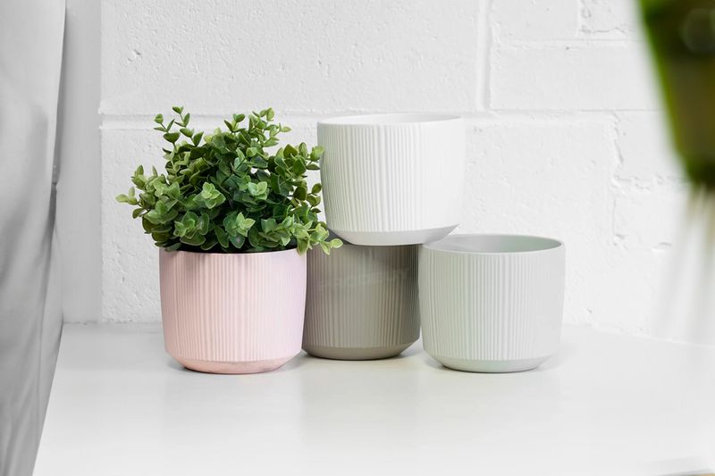 Macetera cerámica redonda de 15 cm colores varios Koopman, grupo de cuatro unidades en tonos rosa, blanco, gris y verde