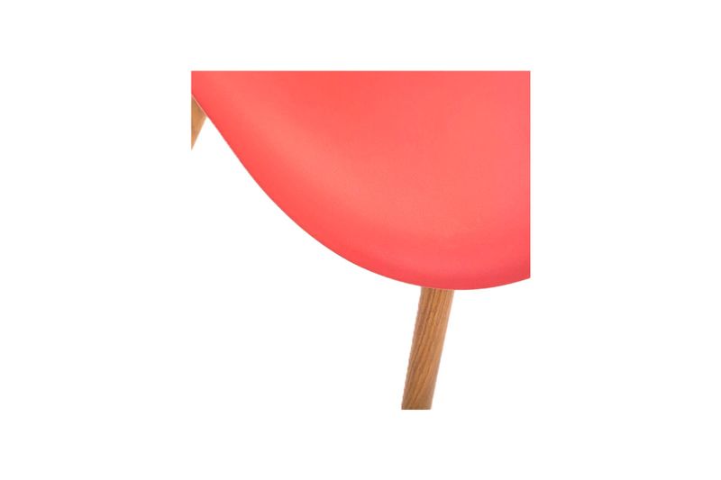 Silla Tahoe coral Atmosphera, primer plano del asiento rojo y detalle de una pata de madera