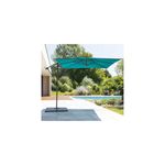 Sombrilla Manoa Peacck de 2.5 m Hespéride, abierta en color turquesa instalada en patio junto a piscina y jardín