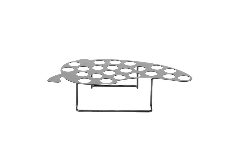 Asador para chiles 11 x 5.25 pulgadas Grill Mark, vista lateral del soporte metálico con orificios circulares