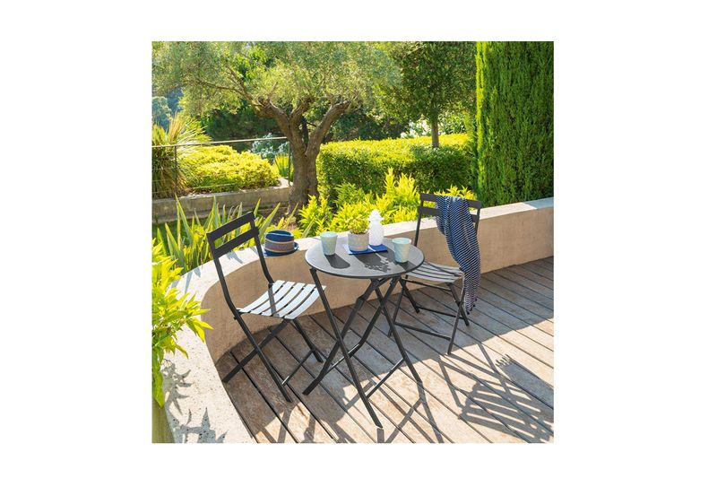 Set mueble Greensboro Folding redondo gris 3 piezas Hespéride, mesa y dos sillas plegables en terraza con jardín