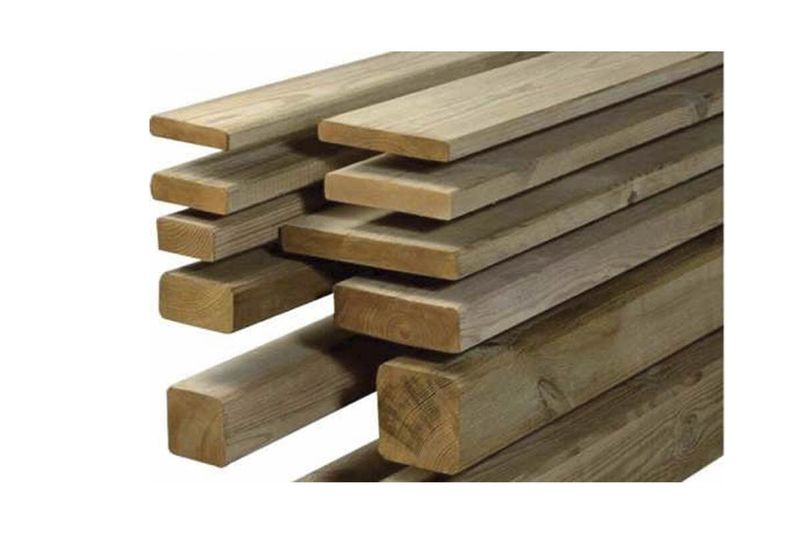 Tabla de laurel 1x12 pulgadas x 2.51 metros secada y cepillada Sinsa, apilada en perspectiva desde el extremo