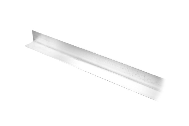 Ángulo mill finish de 12 pies aluminio Sinsa, vista lateral en ángulo del perfil metálico plateado