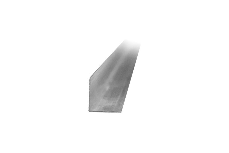 Ángulo mill finish de 12 pies SINSA, primer plano del extremo del perfil de aluminio con acabado natural