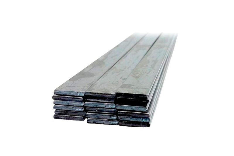 Platina metálica 1-1/2" x 3/16" x 6 metros Indenicsa, pila de barras de acero planas vista en perspectiva diagonal