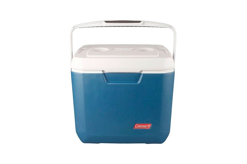 Hielera 28 qt azul Xtreme Coleman, vista frontal con tapa blanca y asa metálica extendida