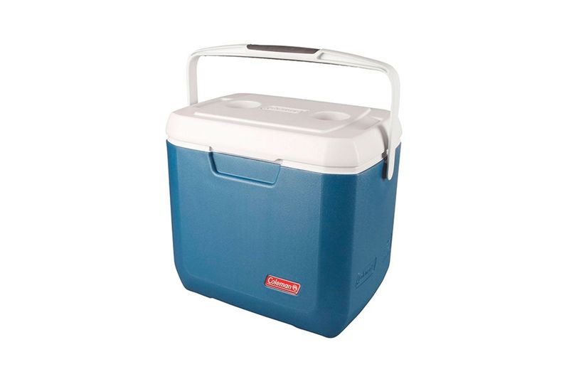 Hielera 28 qt azul Xtreme Coleman, vista frontal en ángulo con tapa blanca y asa superior extendida