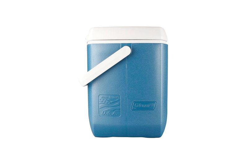 Hielera 28 qt azul Xtreme Coleman, vista frontal resaltando el asa blanca y el logotipo grabado en el plástico