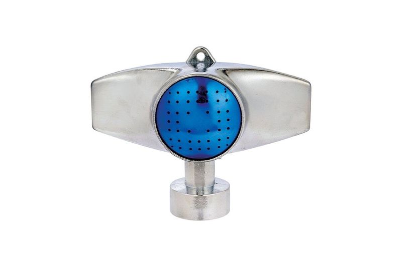 Aspersor para jardín tipo base Ace, vista frontal metálica con difusor circular azul perforado