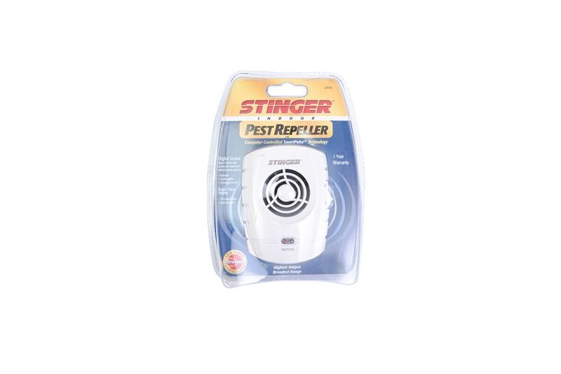 Repelente mata insecto electrónico Rebull, dispositivo blanco en su empaque transparente de marca Stinger