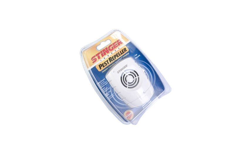 Repelente mata insecto electrónico Rebull, dispositivo blanco dentro de su empaque plástico transparente con tarjeta Stinger