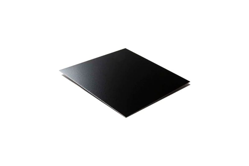 Lámina negra 4 x 8 CH-18 (1.20 mm) Indenicsa, vista en perspectiva de la hoja metálica lisa de color negro