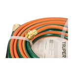 Manguera 1/2 pulgada x 10 metros reforzada 3 capas Truper, primer plano del conector dorado y manguera naranja y verde
