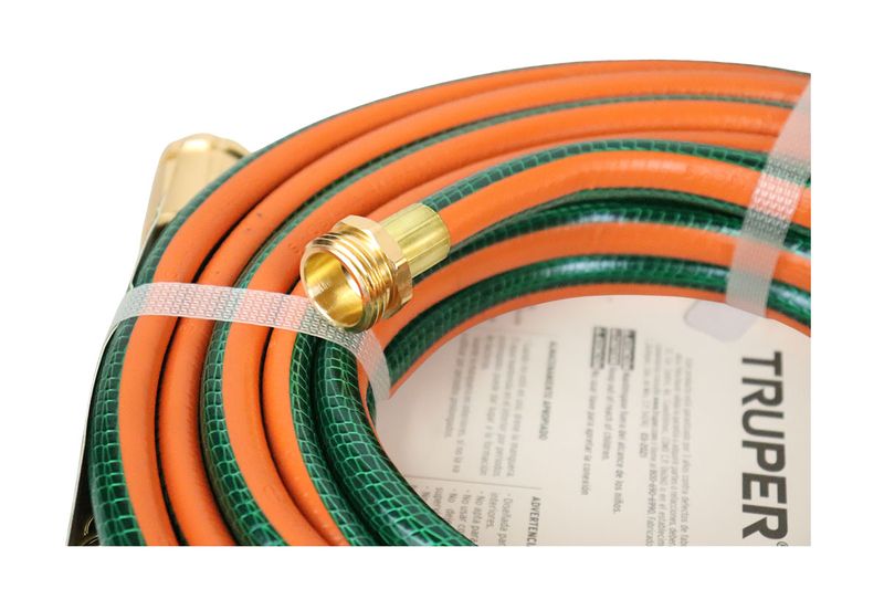 Manguera 1/2 pulgada x 10 metros reforzada 3 capas Truper, primer plano del conector dorado y manguera naranja y verde