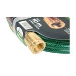 Manguera 1/2 pulgada x 10 metros reforzada 3 capas Truper, primer plano del conector dorado y cuerpo verde