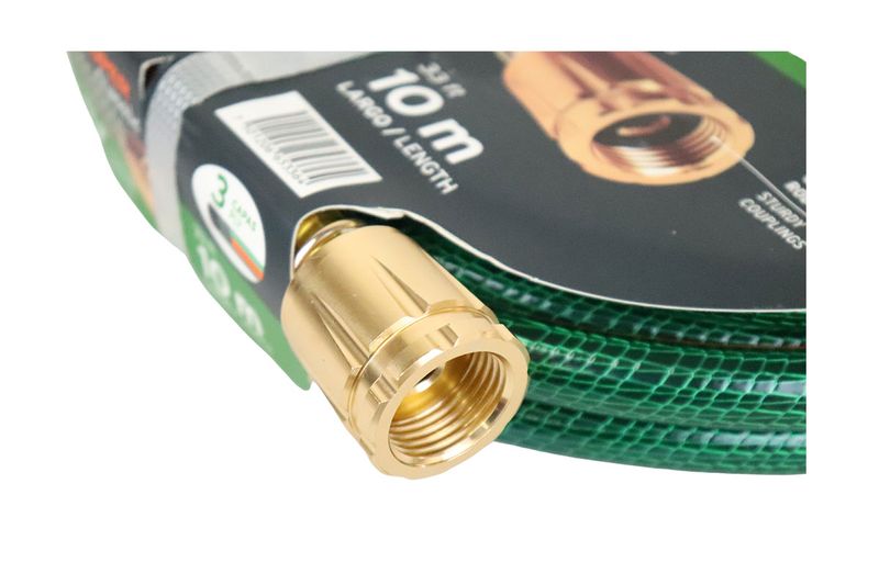 Manguera 1/2 pulgada x 10 metros reforzada 3 capas Truper, primer plano del conector dorado y cuerpo verde
