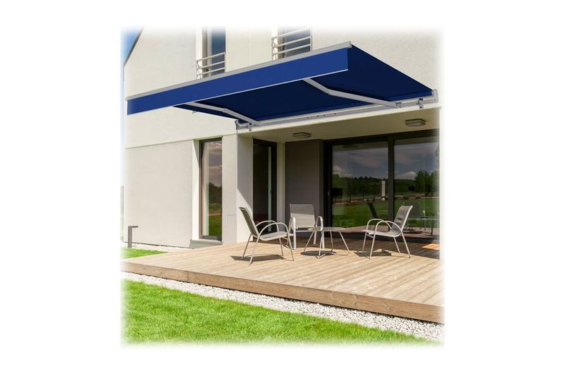 Kit cobertor y cenefa para toldo retráctil 2.90 x 2 m color azul Holztek, instalado sobre una terraza con muebles de jardín