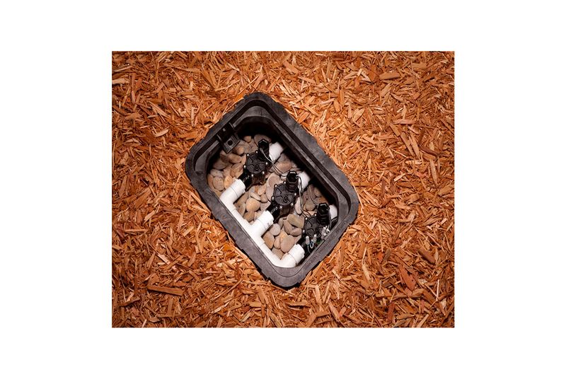 Válvula de control para aspersión de 1 pulgada Rain Bird, varias unidades instaladas en caja subterránea con grava y mulch