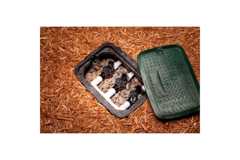 Válvula de control para aspersión de 1 pulgada Rain Bird, instaladas dentro de una caja de registro con tapa verde