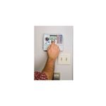 Temporizador de riego 6 zonas Rain Bird, mano de persona ajustando la configuración en el panel de control instalado
