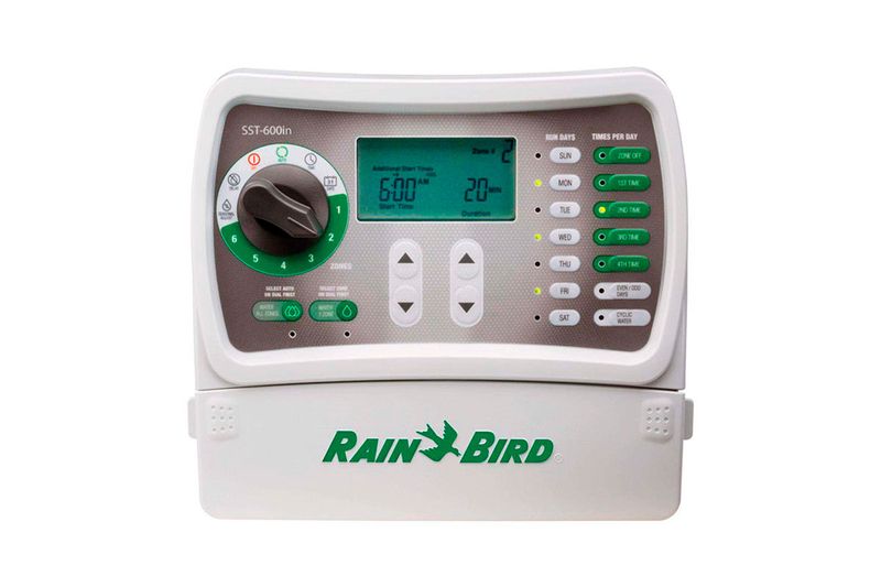 Temporizador de riego 6 zonas Rain Bird, primer plano frontal del panel de control digital y dial de selección